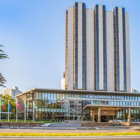 Crowne Plaza By Ihg Hotell