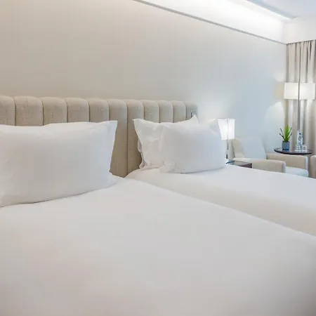 Crowne Plaza By Ihg מלון