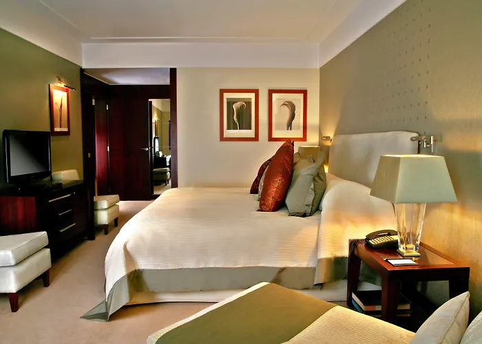 Crowne Plaza By Ihg מלון