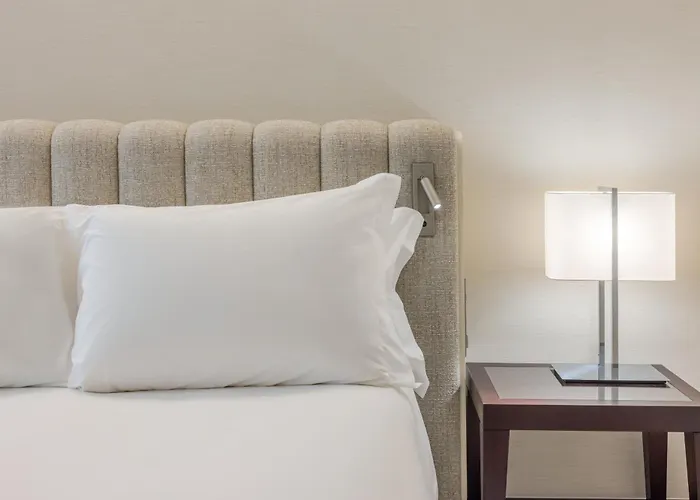 Crowne Plaza By Ihg מלון